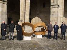 Réception officielle par la Fondation Cathédrale de Santiago, de la sculpture commémorative de 800 l'Anniversaire de la consécration de la Cathédrale de Saint-Jacques-de-Compostelle, faite don par les Enfants de Rivera. D'une gauche à une droite, Daniel Lorenzo Santos, Directeur de la Fondation Cathédrale de Santiago, José Marie Rivera Trallero, un Conseiller délégué Hijos de Rivera, José Marie Díaz Fernández, Doyen de la Cathédrale de Santiago, Manuel Patinha, auteur de la sculpture, et les conseillers de Corporation Hijos de Rivera, de Fernando Hernández Rivera et de Raymond Blanco Rajoy Rivera.