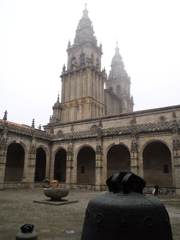 Vista del claustro de la Catedral de Santiago, con la escultura 800 al fondo. Vista del claustro de la Catedral de Santiago, con la escultura 800 al fondo.