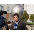 Manuel Patinha habla para los medios informativos en la presentación de su escultura, el día 3 de enero de 2011.