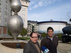 El alcalde de Narón, José Manuel Blanco inaugura la escultura "Avelinda", de Manuel Patinha.