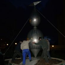 El día 23 de diciembre de 2010, tras su último viaje, la escultura "Avelinda", de Manuel Patinha es emplazada en la plaza de Fernando Yáñez, en Narón (A Coruña)