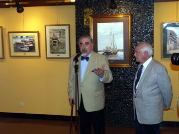 Adriano Paz presentando su obra.