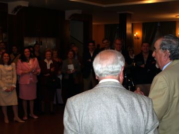 Adriano Paz presenta su obra.