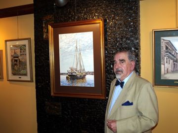 Adriano Paz, delante de la obra Goleta Ella.