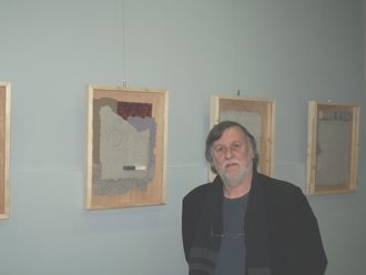 El artista ferrolano Luis Rapela ante su obra.