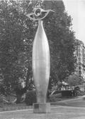 Escultura "Camiñante", obra de Manuel Patinha, en Ourense