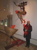 Paco Pestana, y su obra "Piscium magnorun fomnia in nasa finuit". En la muestra, "73x73x273, A Irmá do sono". Lugo marzo 2012.
