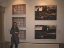 Montse Rego, y su obra "S/T". En la muestra, "73x73x273, A Irmá do sono". Lugo marzo 2012.