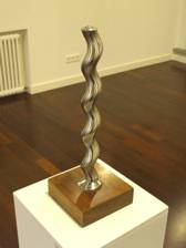 "Al fin, con fin", escultura en madera de castaño y acero de Manuel Gandullo. Hotel Almirante-Carrís, Marzo 2012.