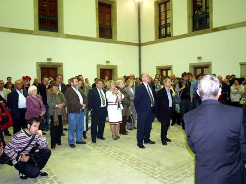 Numeroso público asiste a la inauguración