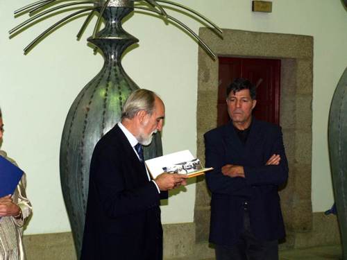 El alcalde, Vicente Irisarri, lee una poesía  dedicada a Patinha (del catálogo de una exposición)