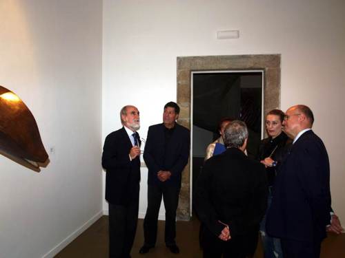 Manuel Patinha, recorre la exposición explicando su contenido