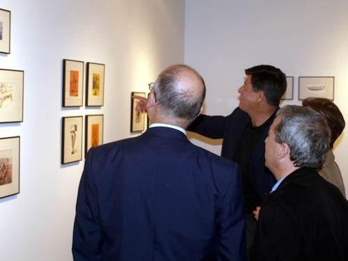 Manuel Patinha, explicando los dibujos, que son bocetos de sus obras