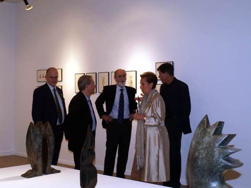 Manuel Patinha, explicando su obra, sobre la mesa esculturas en bronce