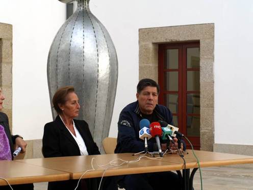 El escultor Manuel Patinha, agradece la oportunidad de exponer en el Torrente Ballester de Ferrol, y dedica la muestra.