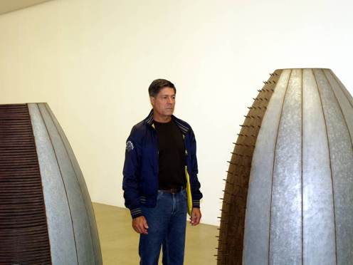 Manuel Patinha entre dos de sus obras