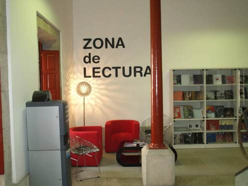 Dentro del nuevo enfoque del centro cultural, se ha habilitado una zona de lectura para poder consultar las distintas publicaciones del centro.